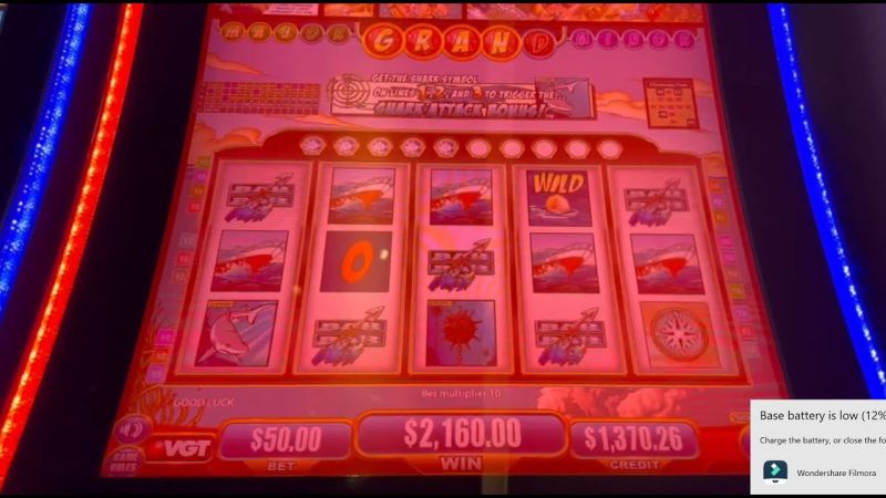 Grande vitória de jackpot na máquina de slot Neptunes Gold VGT durante o bônus da tela vermelha